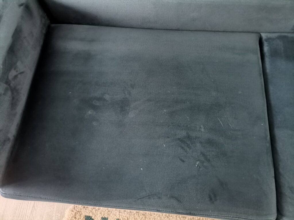Zašedlá sedačka s viditeľnými nečistotami pred profesionálnym tepovaním v okolí Šale, Galanty a Nitry.