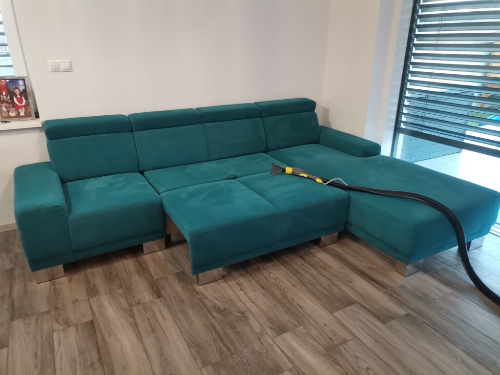 Znečistená sedačka s viditeľnými škvrnami pred profesionálnym tepovaním v Nitre a okolí.