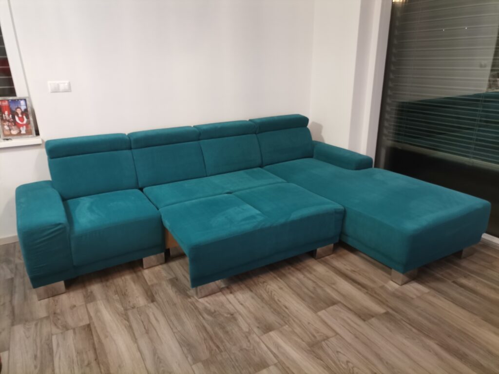 Vyčistená sedačka s obnoveným vzhľadom po profesionálnom tepovaní v Nitre a okolí.