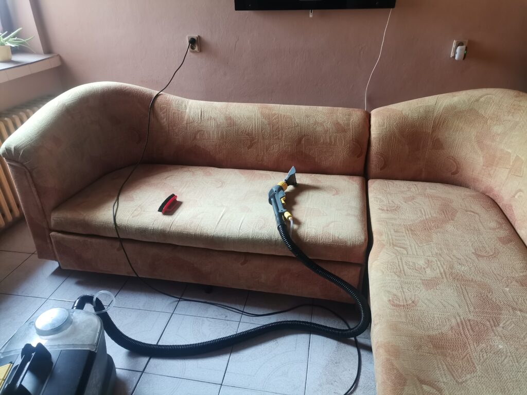 Znečistená sedačka s viditeľnými špinavými miestami pred tepovaním v okolí Šale, Galanty a Nitry.