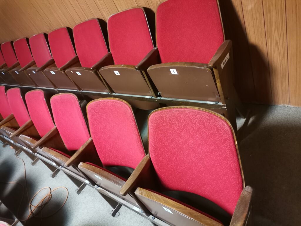 Zanesené stoličky pokryté prachom a nečistotami pred čistením hĺbkovým vysávačom v okolí Šaľa, Galanta, Nitra – služba TepovanieBob.