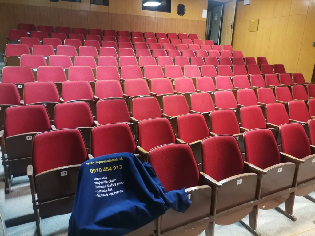 Stoličky vyčistené hĺbkovým vysávačom, zbavené prachu a nečistôt, vyčistené profesionálnym prístupom TepovanieBob v okolí Šaľa, Galanta, Nitra.