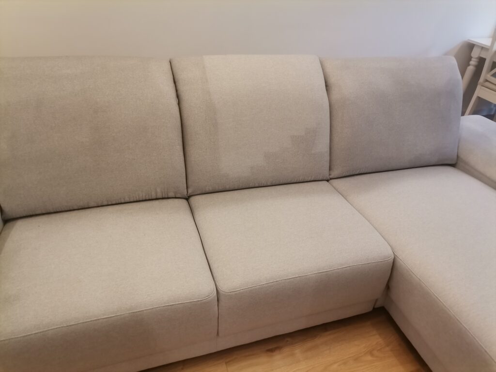Mierne znečistená sedačka pred tepovaním v okolí Šale, Galanty a Nitry.