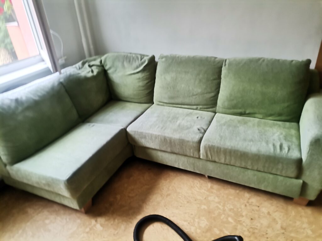 Zašpinená sedacia súprava pokrytá prachom pred tepovaním v okolí Šaľa, Galanta, Nitra – služba TepovanieBob.