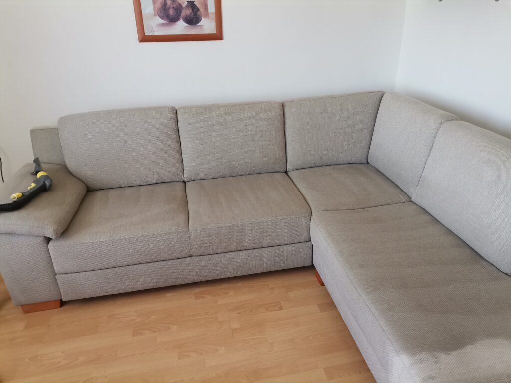 Znečistená sedačka so škvrnami, ktorá si vyžaduje profesionálne tepovanie v okolí Šale, Galanty a Nitry.