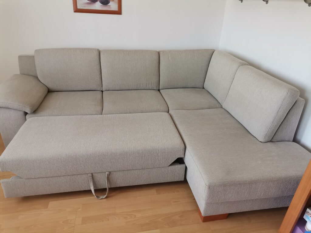 Čistá sedačka po profesionálnom tepovaní v okolí Šale, Galanty a Nitry, škvrny odstránené a povrch obnovený.