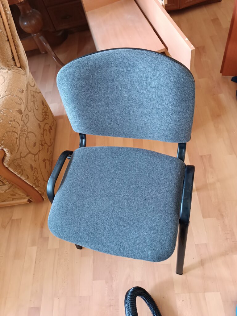 Stolička po tepovaní, bez škvŕn od kávy, s obnoveným vzhľadom po profesionálnom tepovaní nábytku od TepovanieBob v okolí Šale, Galanty a Nitry.