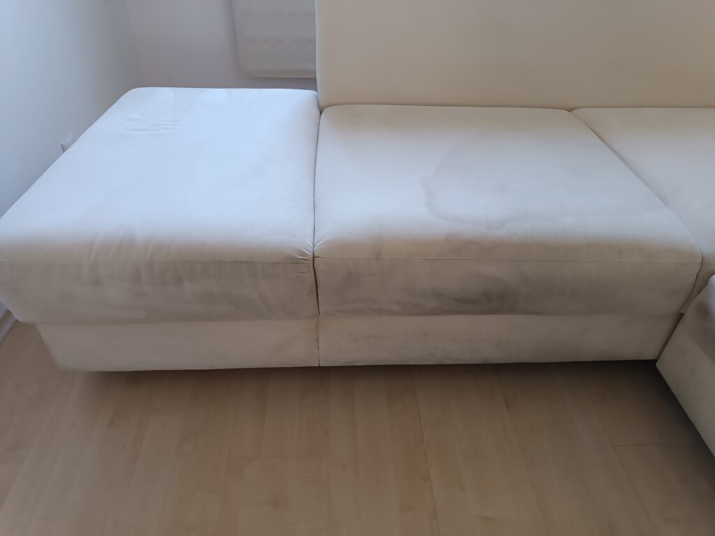 Sedačka fľakatá, pripravená na tepovanie a odstránenie škvŕn spoločnosťou TepovanieBob v okolí Šale, Galanty a Nitry.